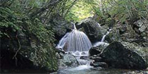 水の流れが美しい「三ヶ月の滝」